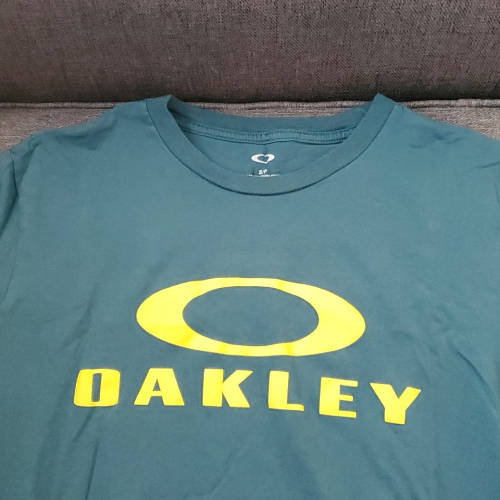 Men's oakley  tshirt